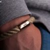 Nahaufnahme Magnetverschluss Armband mit Fischers Fritze Angelhaken-Gravur