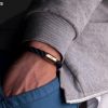 Hand in Hosentasche, angelegtes Armband Königsmakrele marineblau gedreht von Fischers Fritze