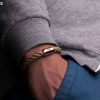 Hand mit angelegtem Segeltau-Armband, Koenigsmakrele Edelstahlverschluss rosegold, Fischers Fritze