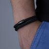 Nahaufnahme Magnetverschluss schwarz Armband Segeltau mit Fischers Fritze Angelhaken-Gravur auf Edelstahl