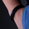 Nahaufnahme Magnetverschluss schwarz Armband Segeltau mit Fischers Fritze Angelhaken-Gravur auf Edelstahl