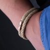Nahaufnahme rosegold Magnetverschluss Armband Segeltau mit Fischers Fritze Angelhaken-Gravur auf Edelstahl am Handgelenk