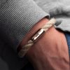 Natur Armband an Handgelenk, Edelstahl-Magnetverschluss rosegold mit Angelhaken-Gravur von Fischers Fritze